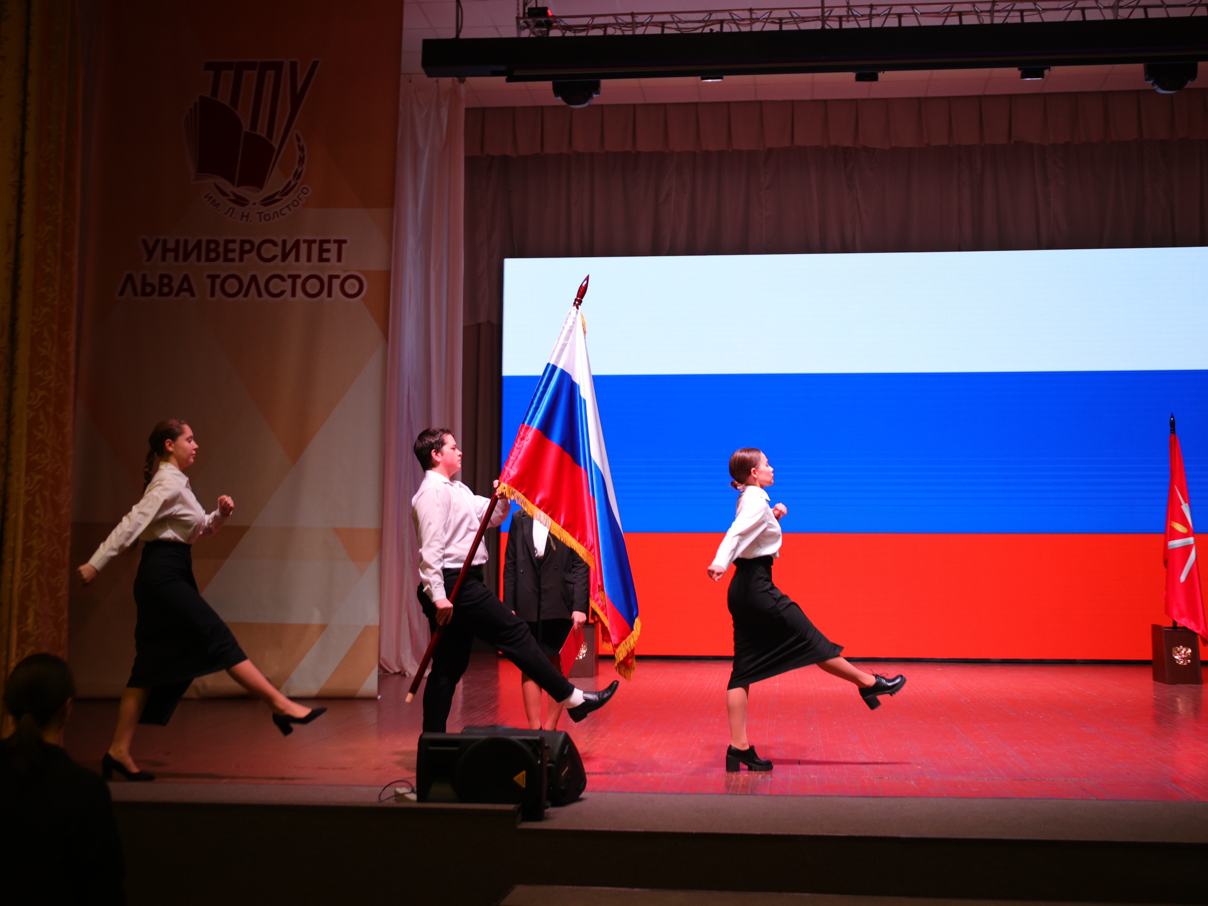 Флаг и гимн в День Героев Отечества